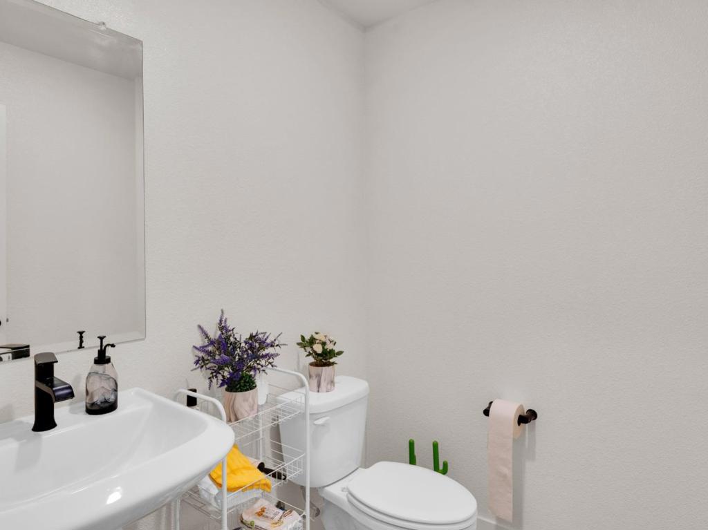 1672 Thistle Ln, Los Banos, CA 93635