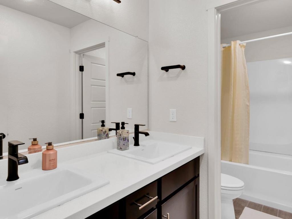 1672 Thistle Ln, Los Banos, CA 93635