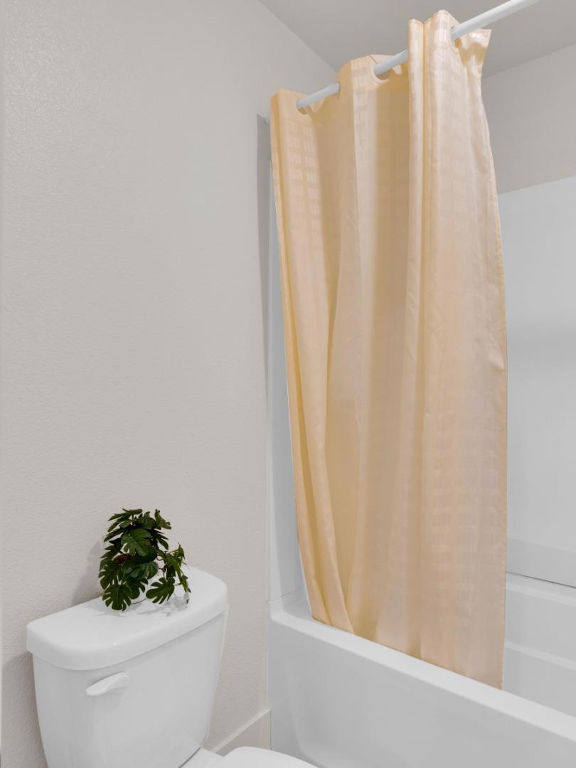 1672 Thistle Ln, Los Banos, CA 93635