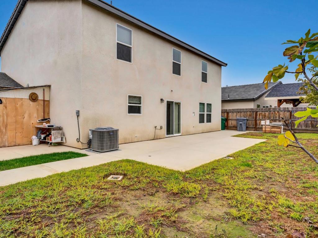 1672 Thistle Ln, Los Banos, CA 93635