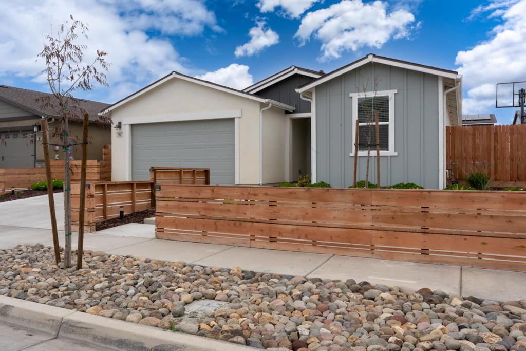 396 Broadstone Ct, Los Banos, CA 93635