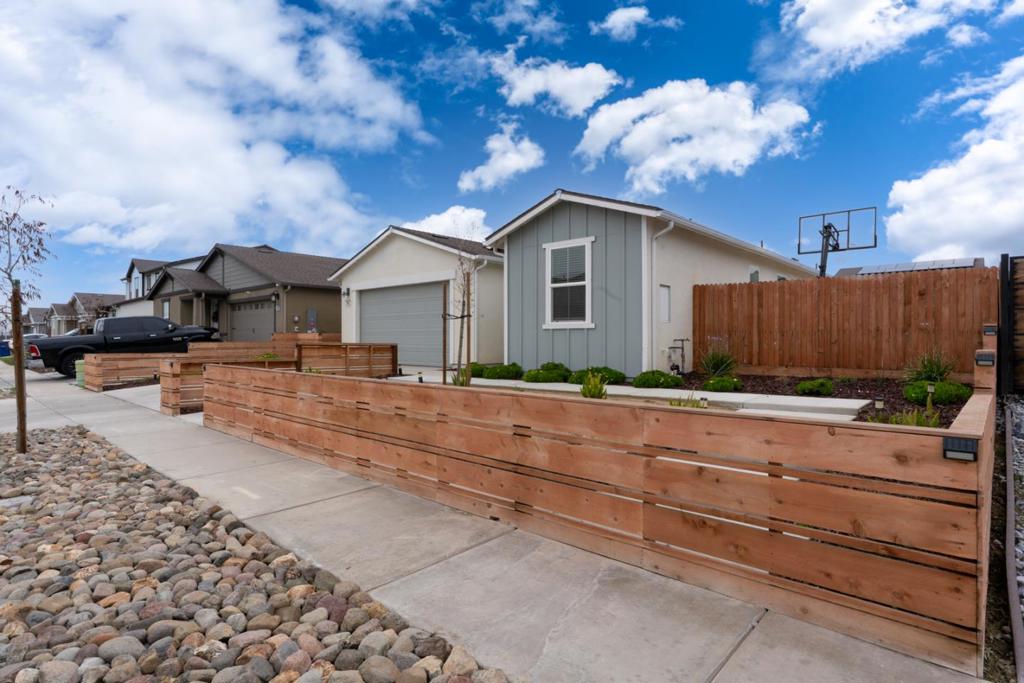 396 Broadstone Ct, Los Banos, CA 93635