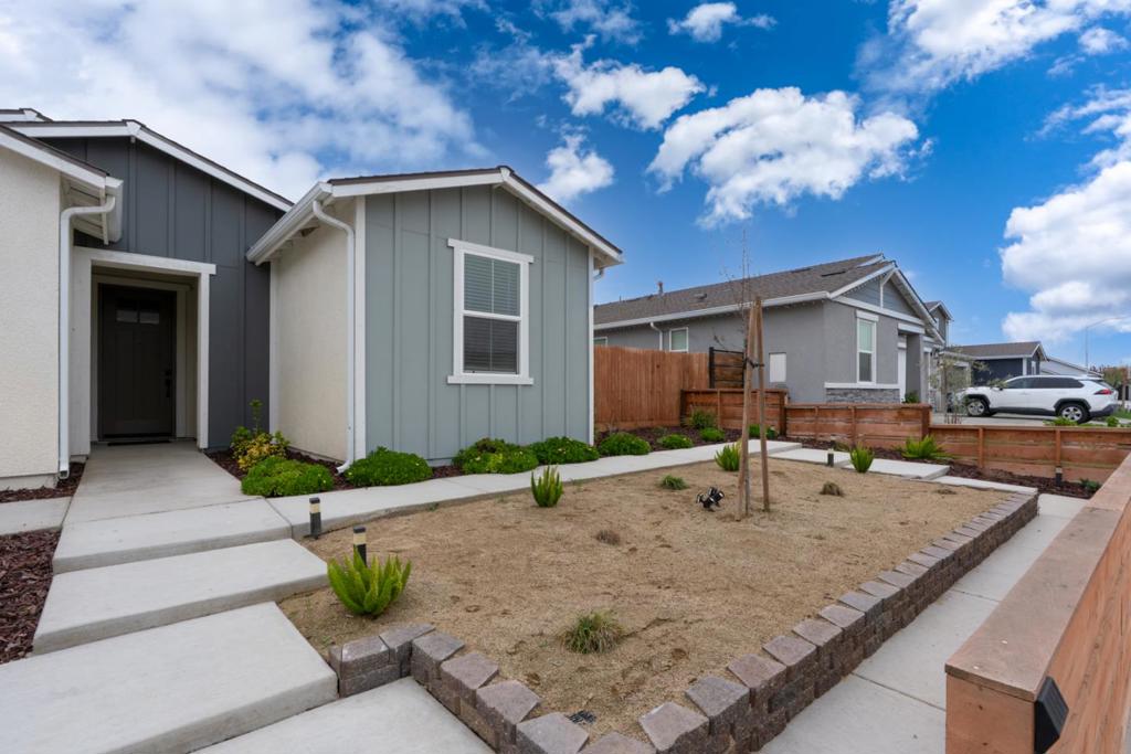 396 Broadstone Ct, Los Banos, CA 93635