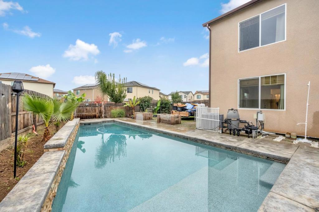 888 Descanso Ave, Clovis, CA 93619