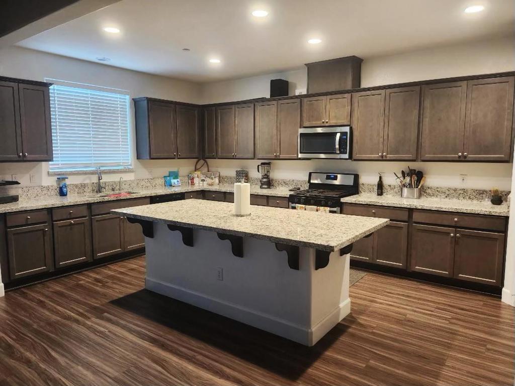 401 Manuel Ct, Los Banos, CA 93635