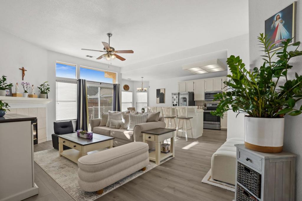 2208 Curzon Dr, Modesto, CA 95355