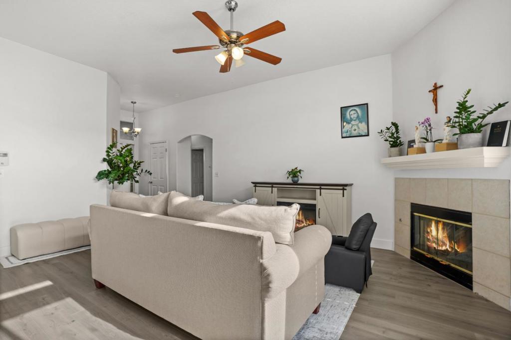 2208 Curzon Dr, Modesto, CA 95355