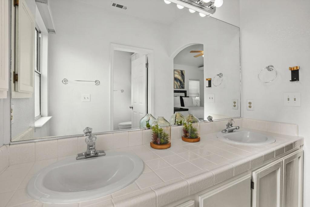 2208 Curzon Dr, Modesto, CA 95355