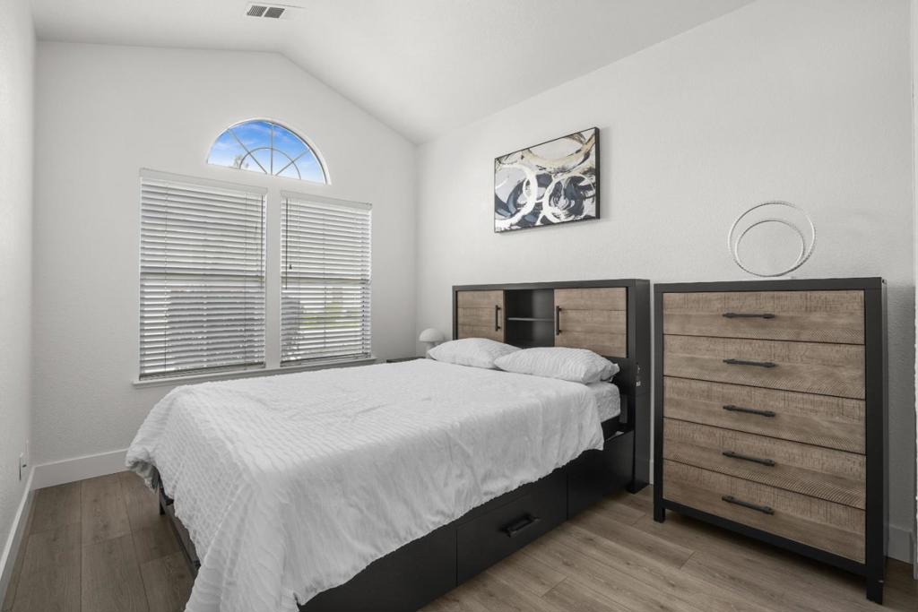 2208 Curzon Dr, Modesto, CA 95355