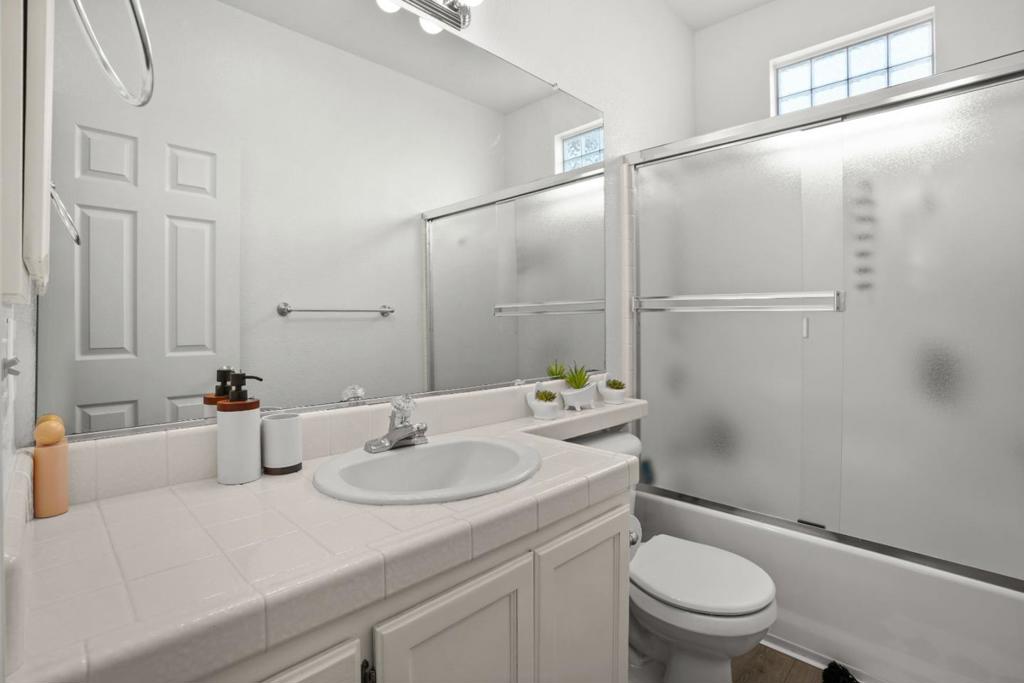 2208 Curzon Dr, Modesto, CA 95355