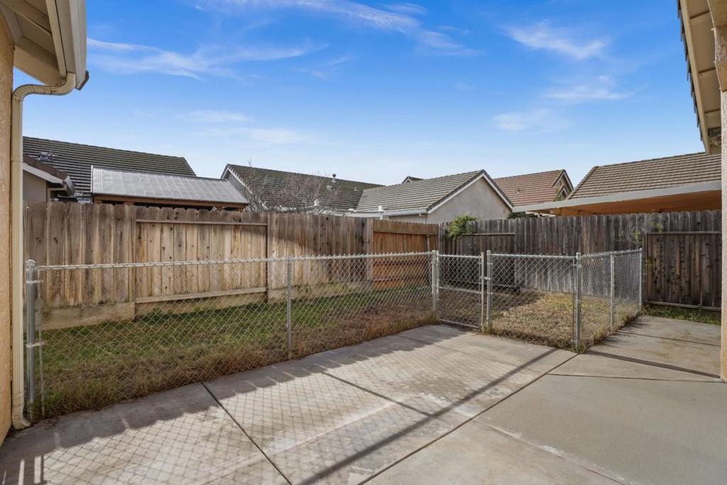 2208 Curzon Dr, Modesto, CA 95355