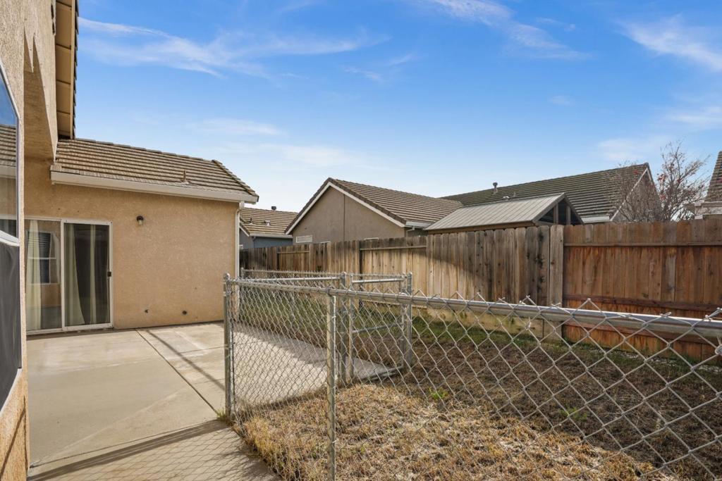 2208 Curzon Dr, Modesto, CA 95355