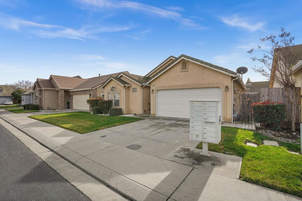 2208 Curzon Dr, Modesto, CA 95355