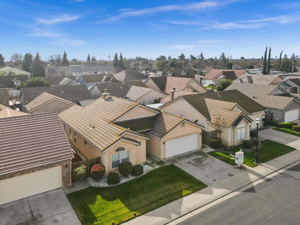 2208 Curzon Dr, Modesto, CA 95355