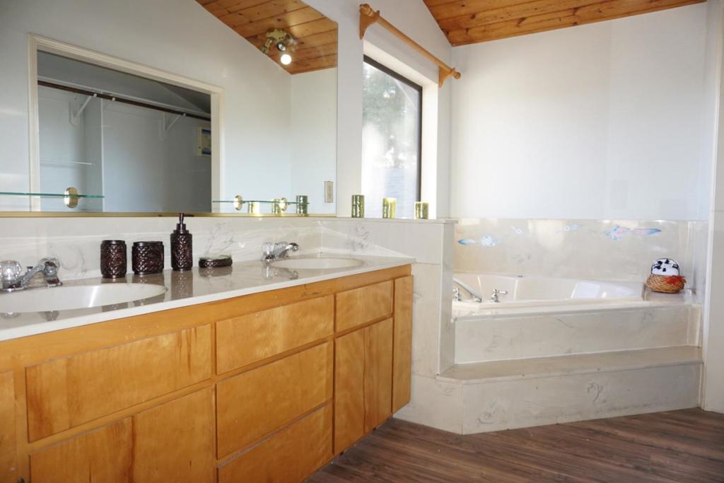 1016 Lombardy Dr, Modesto, CA 95351