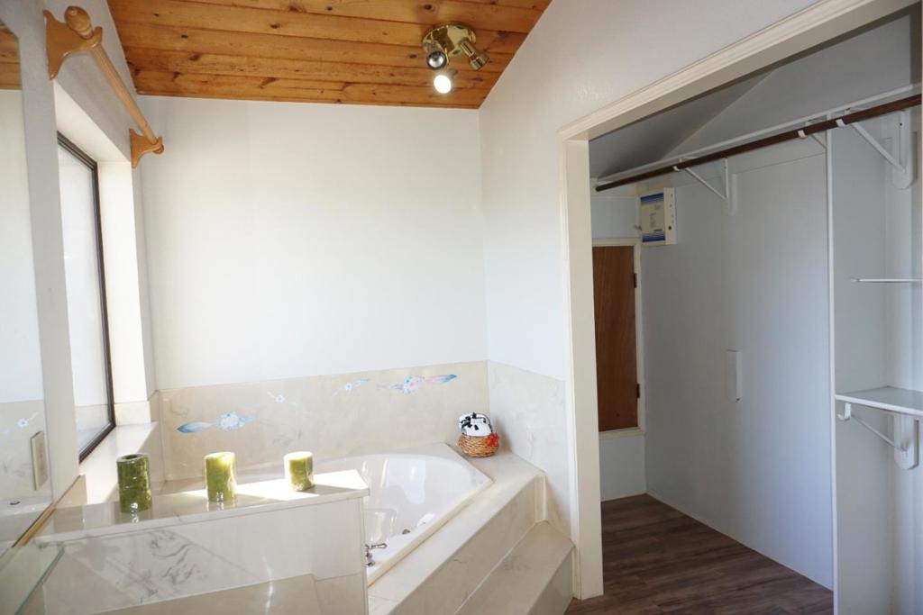 1016 Lombardy Dr, Modesto, CA 95351