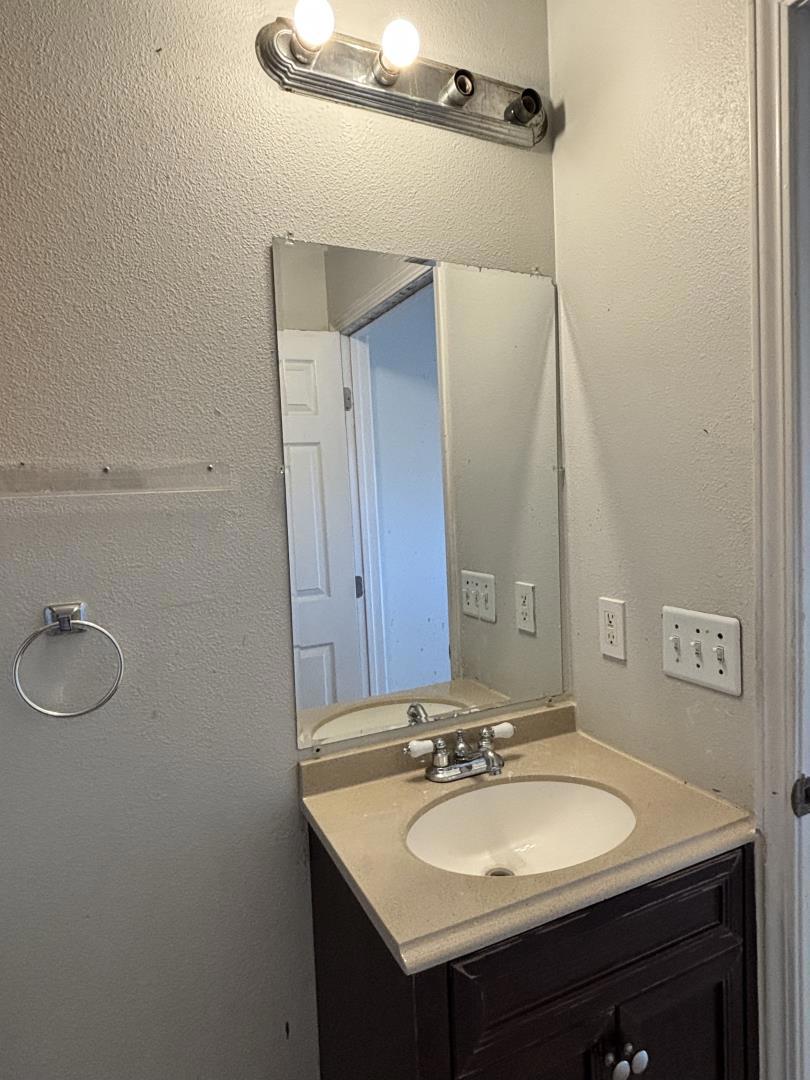 102 Oak St, Modesto, CA 95351