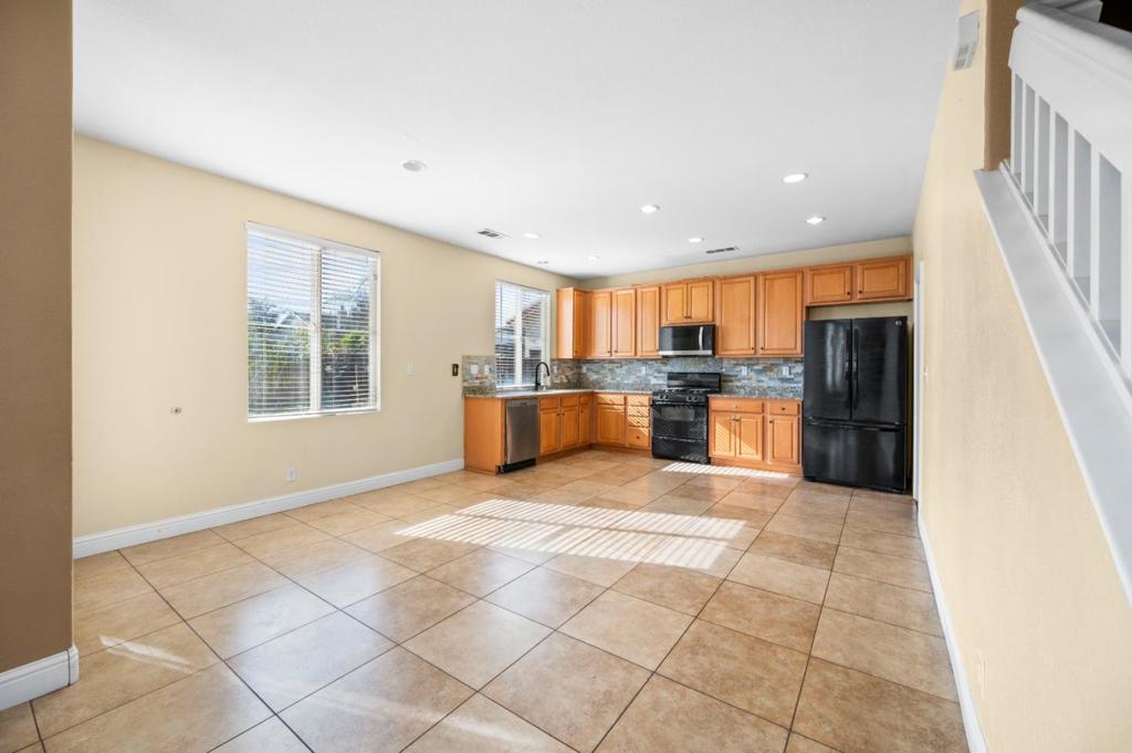 2385 S Creekside Dr, Los Banos, CA 93635