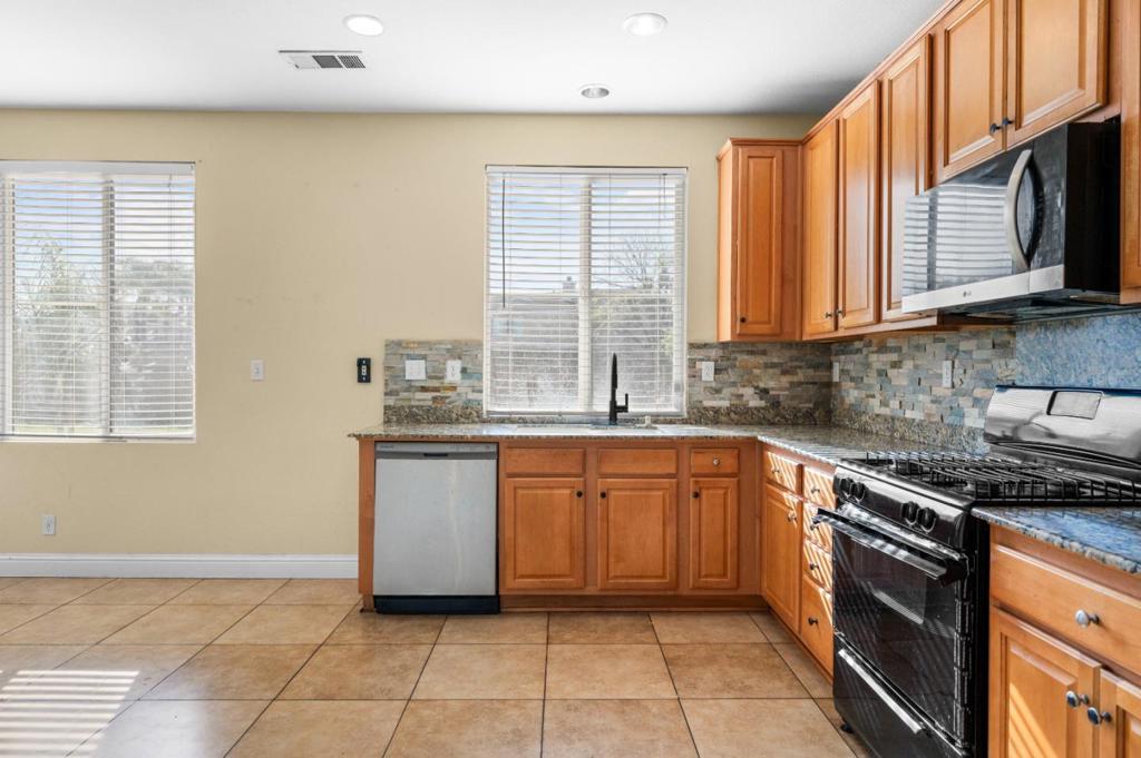 2385 S Creekside Dr, Los Banos, CA 93635