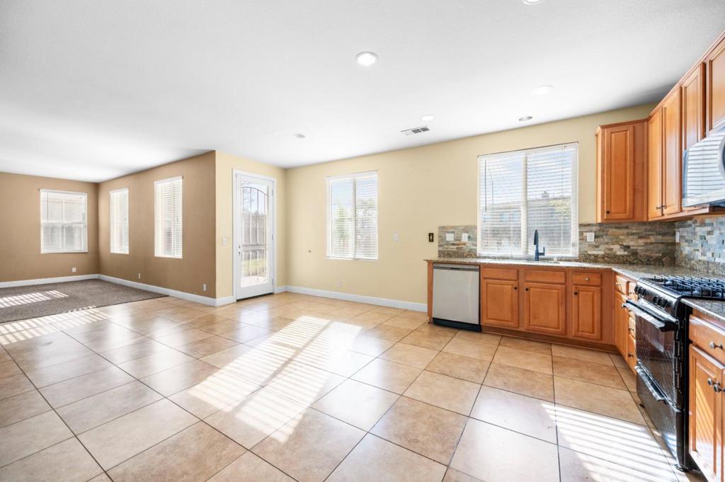 2385 S Creekside Dr, Los Banos, CA 93635