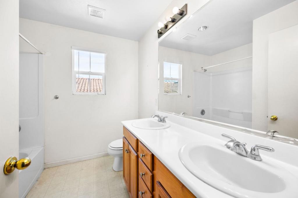 2385 S Creekside Dr, Los Banos, CA 93635