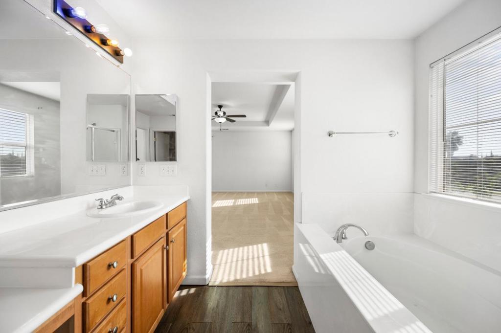 2385 S Creekside Dr, Los Banos, CA 93635