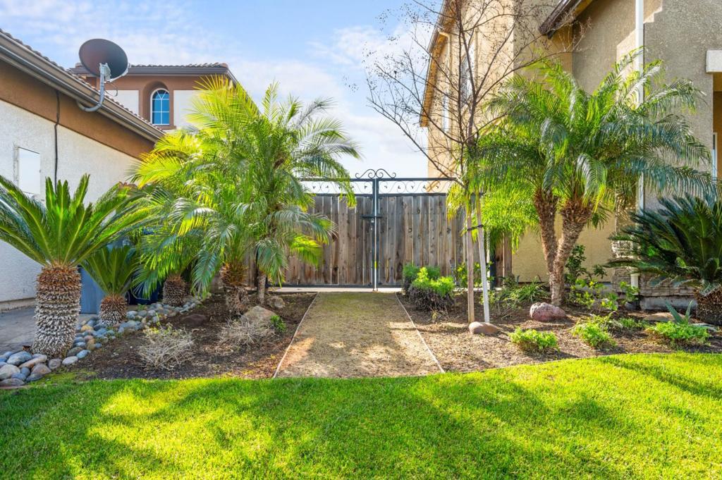 2385 S Creekside Dr, Los Banos, CA 93635