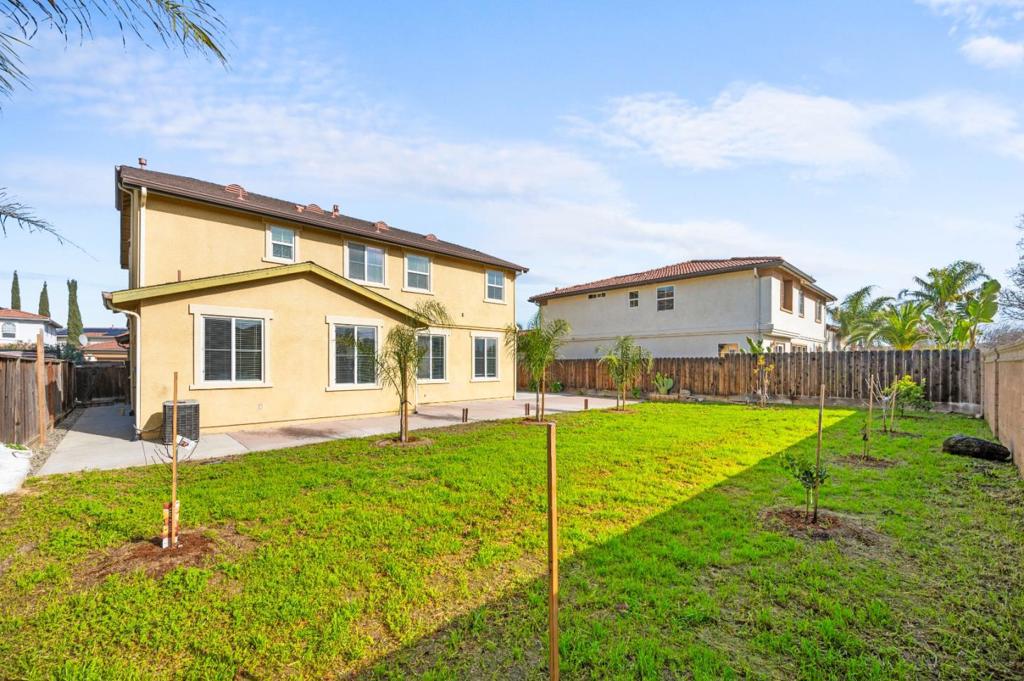 2385 S Creekside Dr, Los Banos, CA 93635