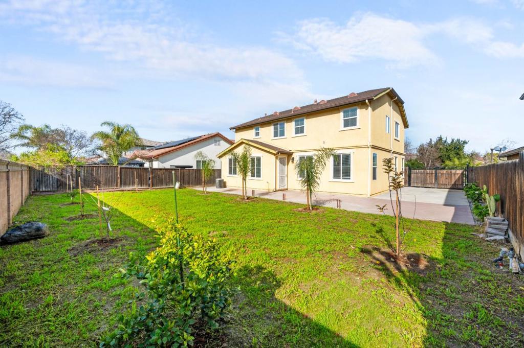 2385 S Creekside Dr, Los Banos, CA 93635