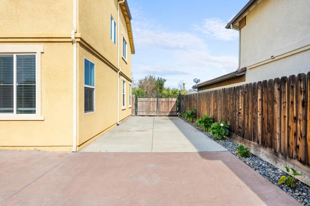 2385 S Creekside Dr, Los Banos, CA 93635