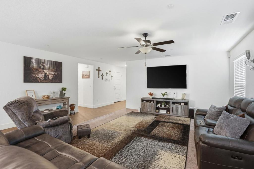 1656 Thistle Ln, Los Banos, CA 93635