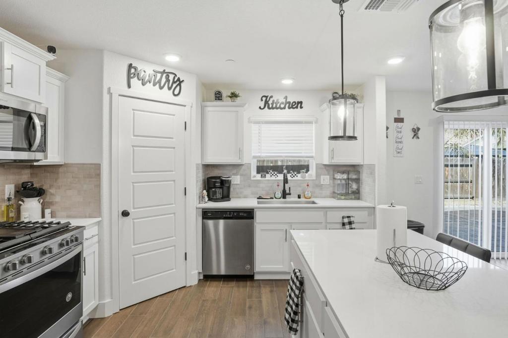 1656 Thistle Ln, Los Banos, CA 93635