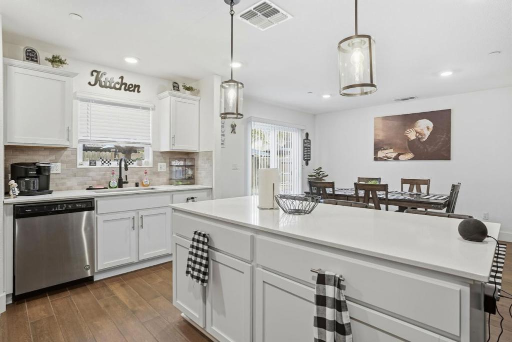 1656 Thistle Ln, Los Banos, CA 93635