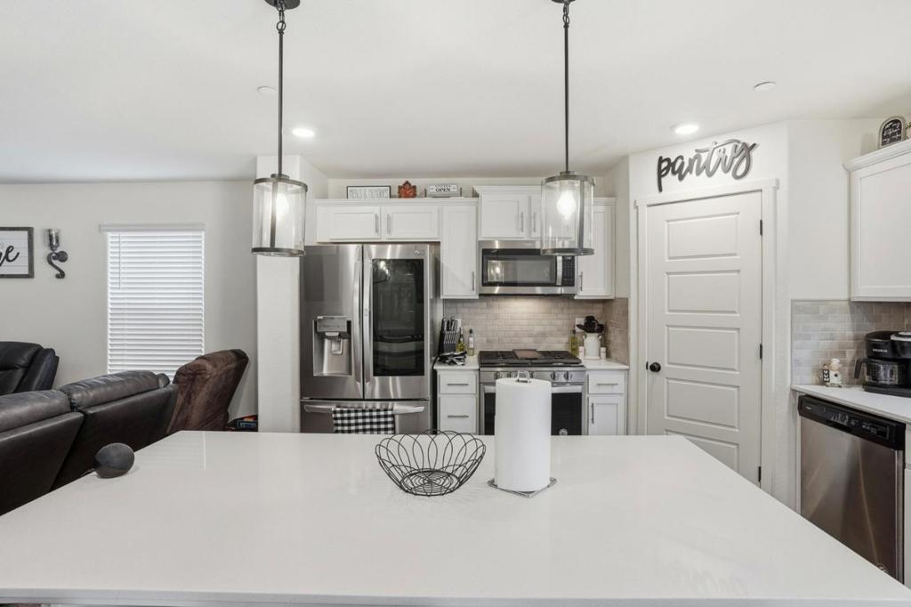 1656 Thistle Ln, Los Banos, CA 93635