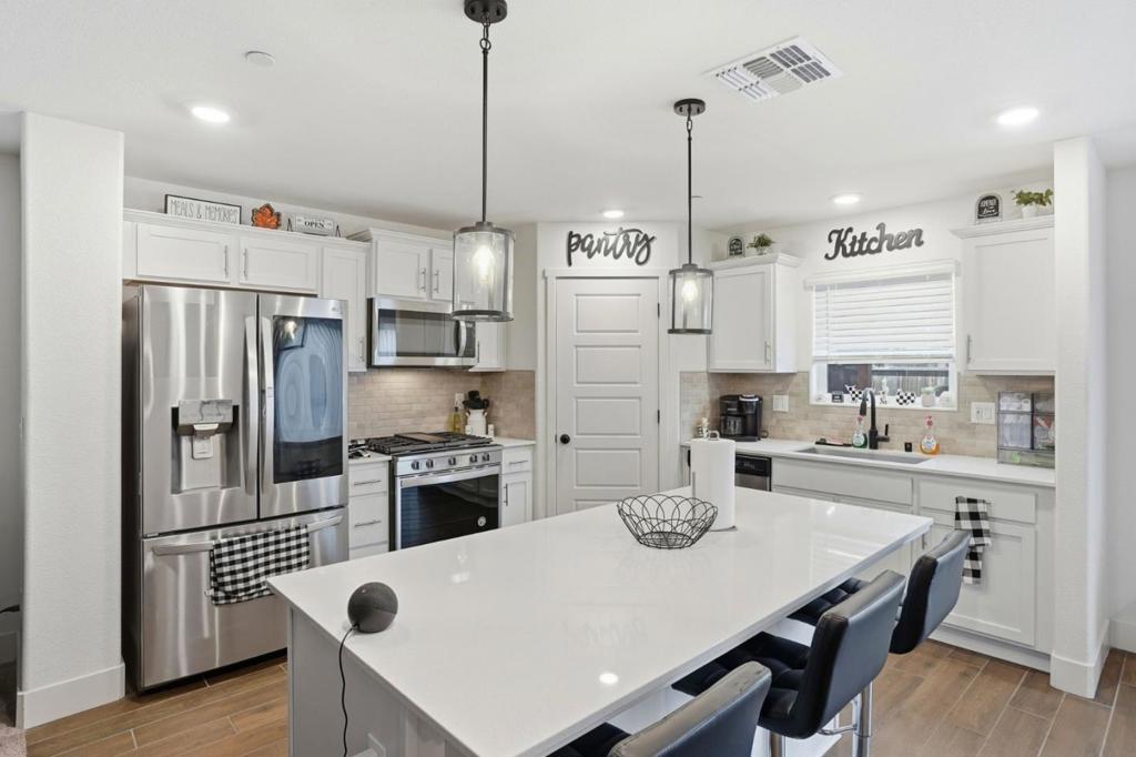 1656 Thistle Ln, Los Banos, CA 93635