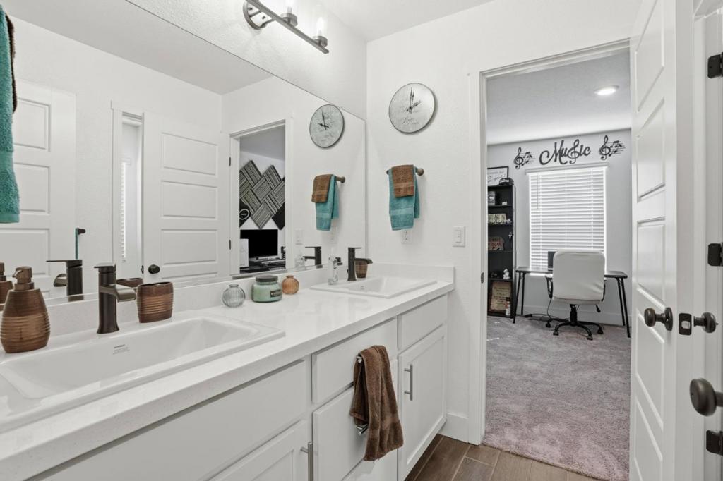 1656 Thistle Ln, Los Banos, CA 93635