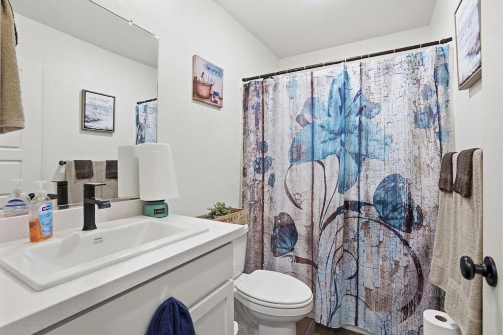 1656 Thistle Ln, Los Banos, CA 93635