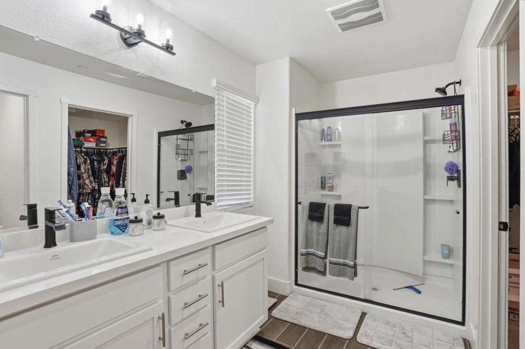 1656 Thistle Ln, Los Banos, CA 93635