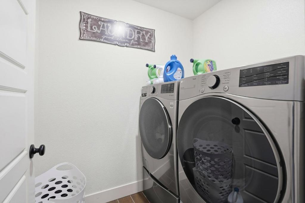 1656 Thistle Ln, Los Banos, CA 93635