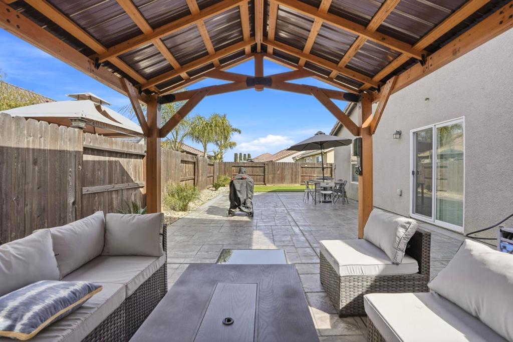 1656 Thistle Ln, Los Banos, CA 93635