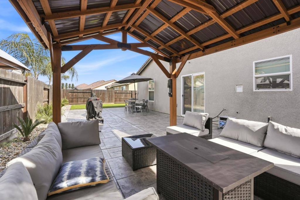 1656 Thistle Ln, Los Banos, CA 93635