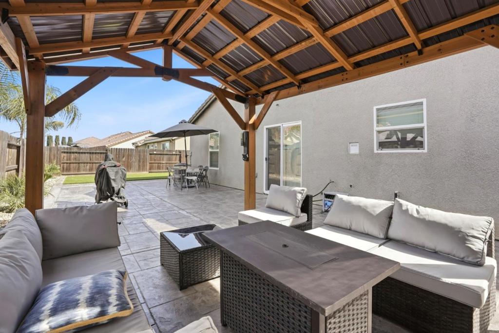 1656 Thistle Ln, Los Banos, CA 93635