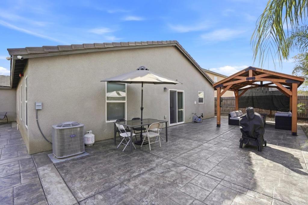 1656 Thistle Ln, Los Banos, CA 93635