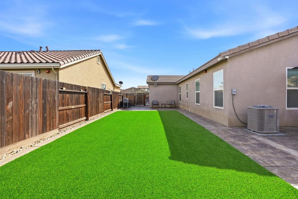1656 Thistle Ln, Los Banos, CA 93635