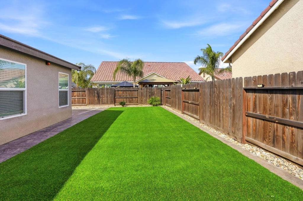 1656 Thistle Ln, Los Banos, CA 93635