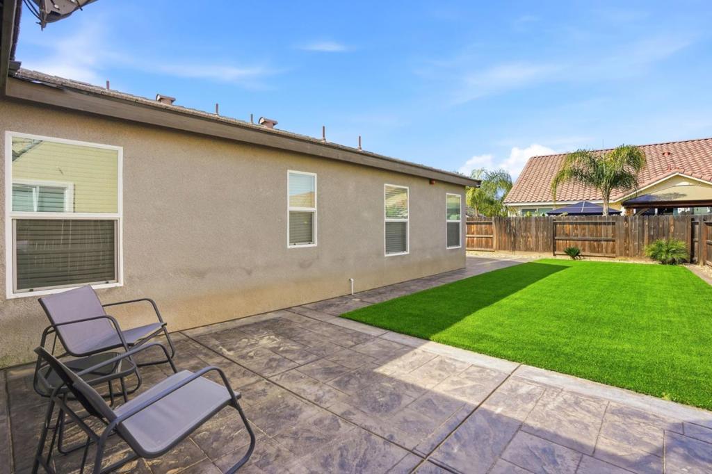 1656 Thistle Ln, Los Banos, CA 93635