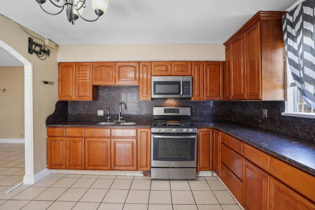 154 N Santa Rosa St, Los Banos, CA 93635