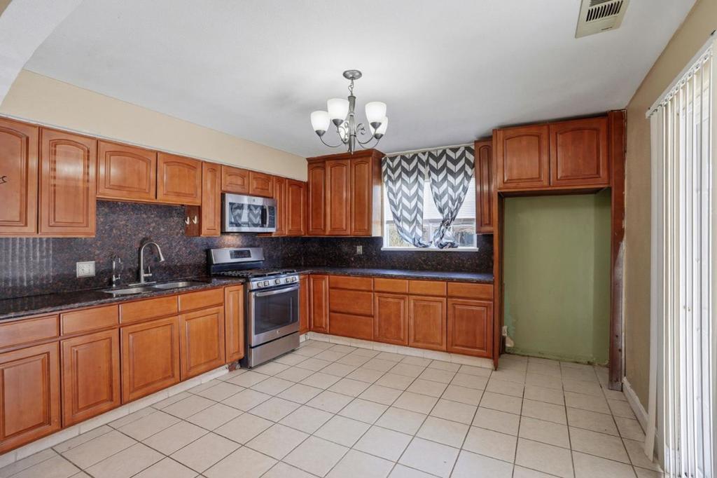 154 N Santa Rosa St, Los Banos, CA 93635