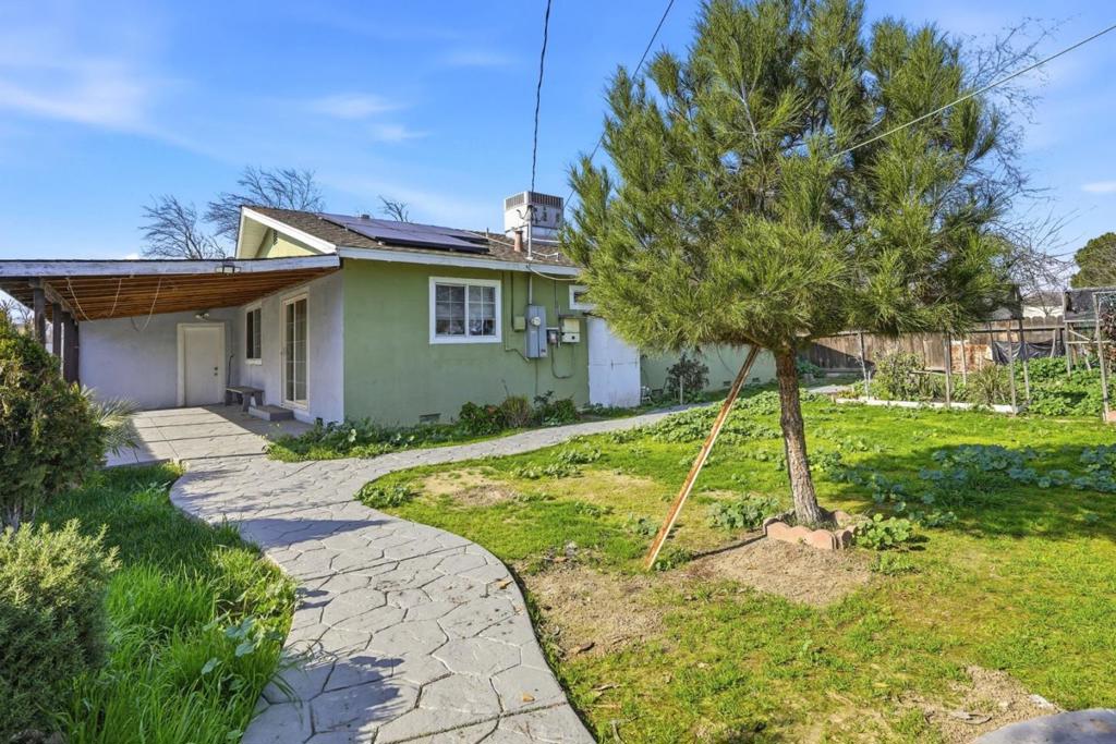 154 N Santa Rosa St, Los Banos, CA 93635