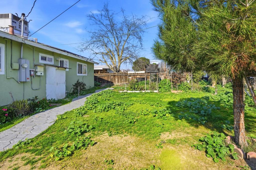 154 N Santa Rosa St, Los Banos, CA 93635